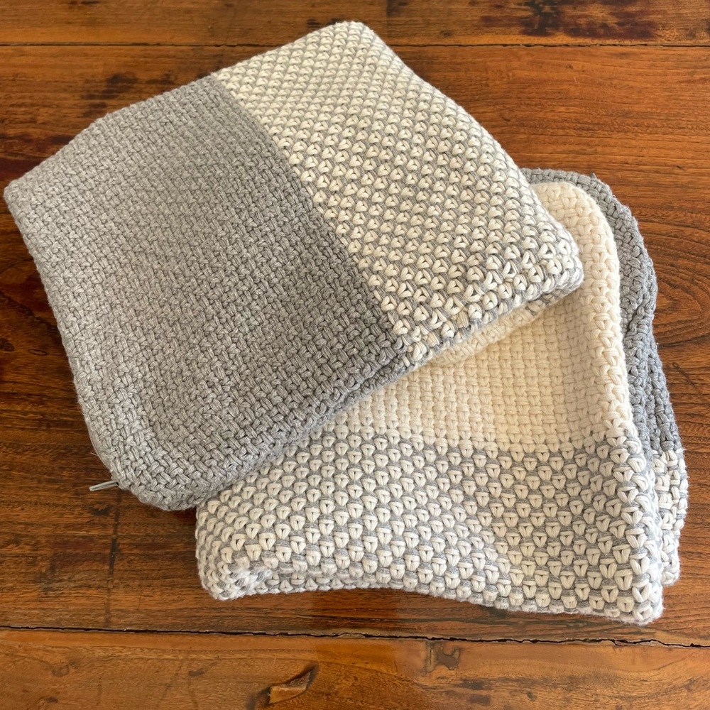Set 2 pillowcases. - Picture 2 of 5